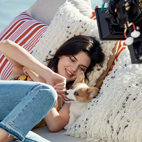Kendall Jenner | Αγκαλιά με κουτάβια στην πιο cute καμπάνια της Άνοιξης!