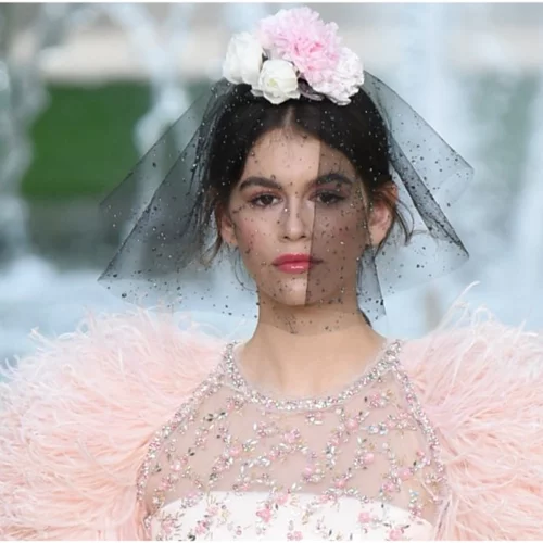 H Kaia Gerber έκανε τώρα το ντεμπούτο της (και) στην Υψηλή Ραπτική