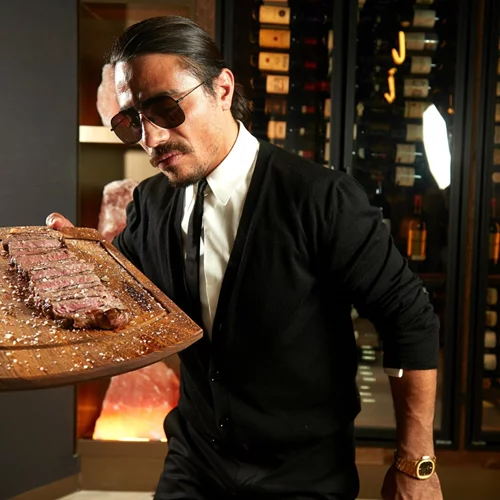 Γιατί όλοι έχουν ξενερώσει με τo εστιατόριo του Nusret στη Νέα Υόρκη