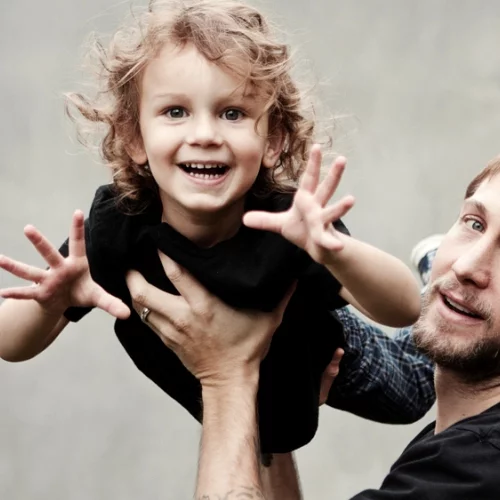 Πατέρας στο εξωτερικό – πώς είναι να μεγαλώνεις τα παιδιά σου μέσω skype