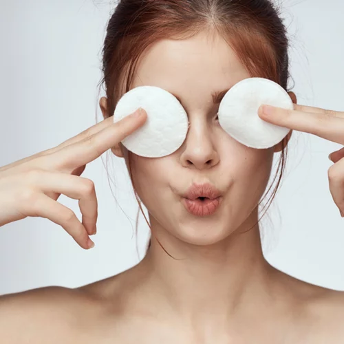 Η διαδικασία του ντεμακιγιάζ μέσα από τις πιο απλές και γρήγορες κινήσεις