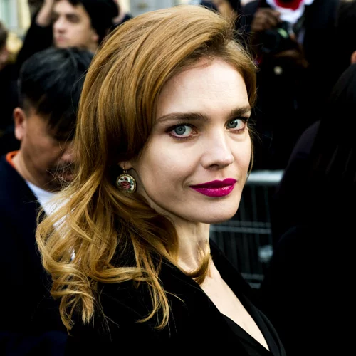 Έντονο, φούξια κραγιόν στη μέση του χειμώνα; Η απάντηση είναι ΝΑΙ!