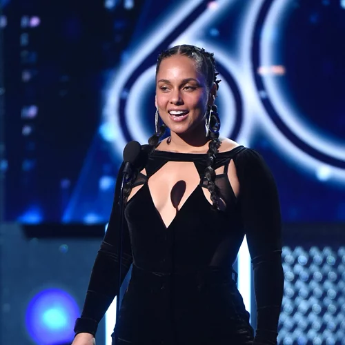 H Alicia Keys πάλι χωρίς μακιγιάζ στο κόκκινο χαλί και με το πιο απρόσμενο αξεσουάρ μαλλιών