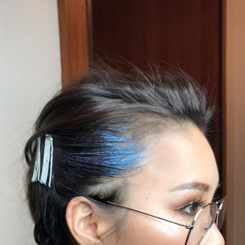 Τέλεια νέα για τη νέα χρονιά: Με αυτόν τον αφρό αποκτάς μέσα σε 1 λεπτό Holographic μαλλιά!