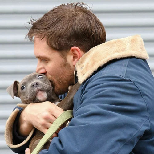 Κι έτσι απλά ο Tom Hardy έσωσε μια αγέλη από αδέσποτα κουτάβια