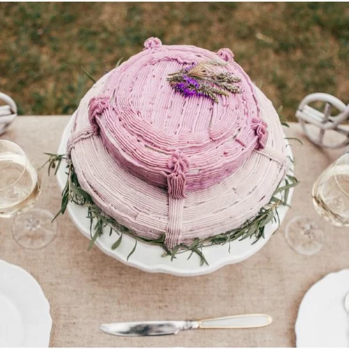 Πώς θα ενσωματώσεις στο γάμο σου το απόλυτο χρώμα του 2018, δηλαδή το ultra violet