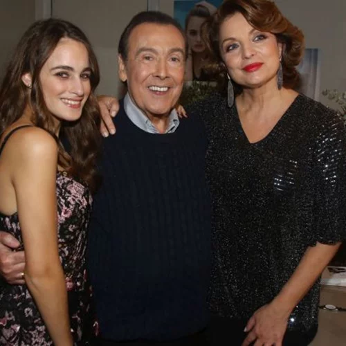 Άντζελα Γκερέκου | Βόλτα με την κούκλα κόρη της!