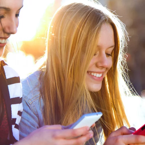 Πώς τα group chats που έχεις στα social media σου καίνε το κεφάλι