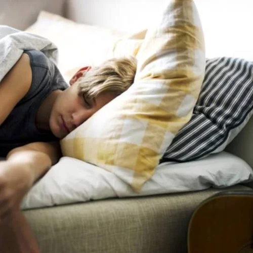 Εφηβική αϋπνία: σιωπηλή επανάσταση, συναισθηματική ανησυχία ή ορμονικό θέμα;