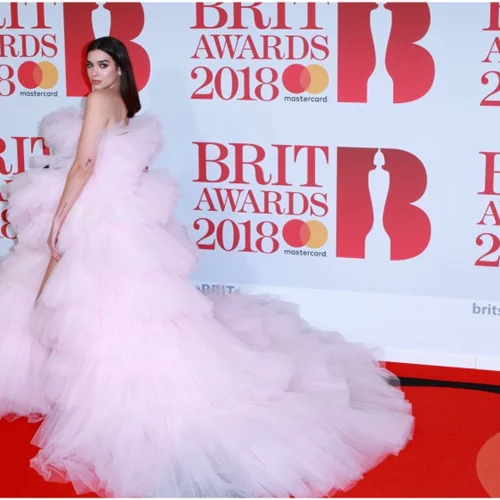 BRIT Awards 2018 | Ένα λαμπερό κόκκινο χαλί γεμάτο λευκά τριαντάφυλλα