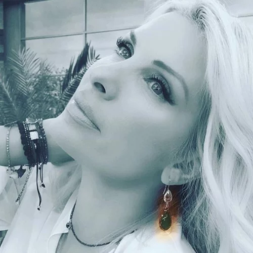 Ελένη Μενεγάκη | Μαγνήτισε τα βλέμματα με την chic εμφάνισή της