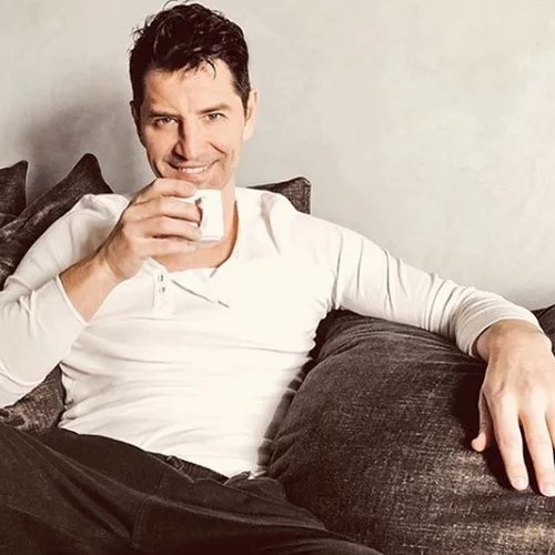 Σάκης Ρουβάς | Γυμνάζεται ημίγυμνος και μας κολάζει!