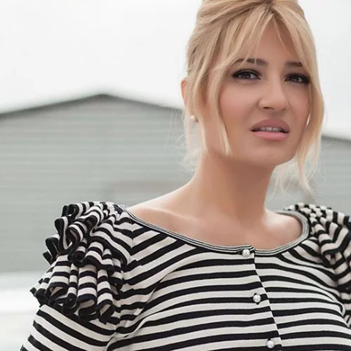 Φαίη Σκορδά | Βόλτα με τα παιδιά της στην Βουλιαγμένη