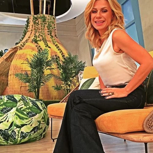 Κατερίνα Καραβάτου | Η εντυπωσιακή μεταμόρφωση σε Amy Winehouse