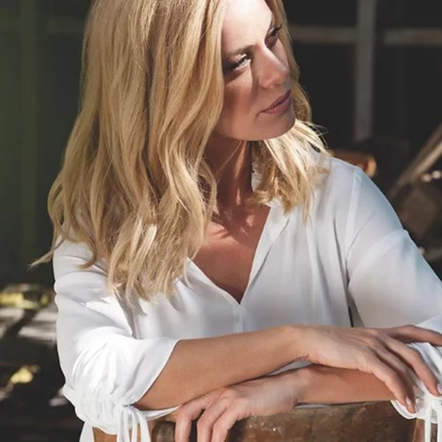 Ζέτα Μακρυπούλια | Ποζάρει χαμογελαστή και αναπολεί το καλοκαίρι!