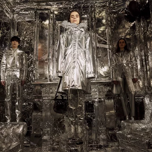 Maison Margiela | Κάλυψε ένα ολόκληρο bar με αλουμινόχαρτο!