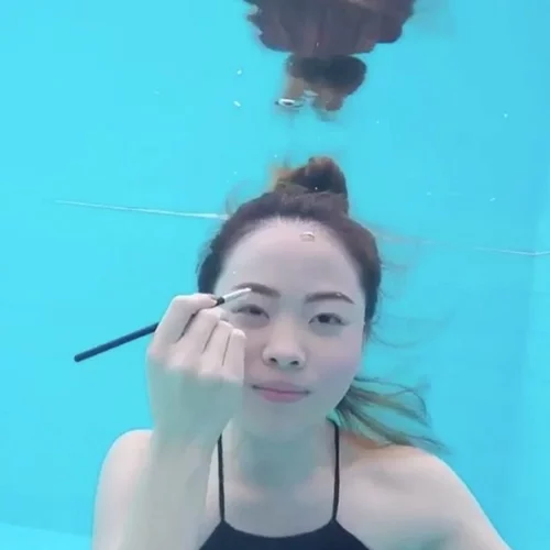 Αυτή η γυναίκα βάφεται μέσα στο νερό (!) Άραγε θα κάνει τάση το under water makeup tutorial;