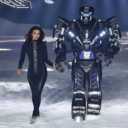 Irina Shayk | Περπάτησε στην πασαρέλα με ένα ρομπότ!