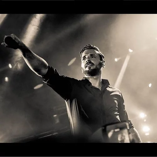 O Νίκος Βέρτης σε μια σπάνια βραδινή έξοδό του