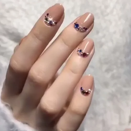 Το σχέδιο για νύχια με nude χρώμα που θα θες να κάνεις αμέσως τώρα