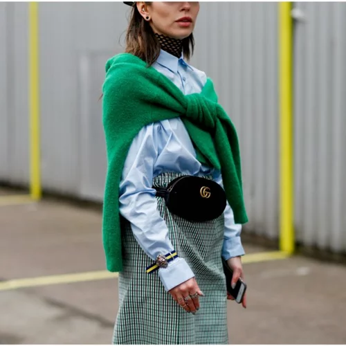 Ένας πολύ πιο cool τρόπος να φορέσεις το πουλόβερ σου σήμερα