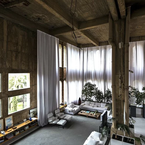 Στοιχειωμένο εργοστάσιο στη Βαρκελώνη μεταμορφώνεται σε εντυπωσιακή έπαυλη