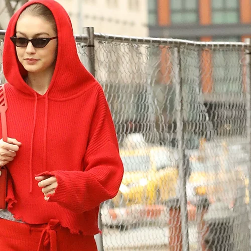 Gigi Hadid | Με denim look σε αγώνα χόκεϊ