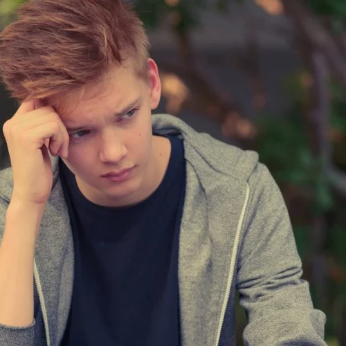 Δυστυχισμένα παιδιά – εκτός απ’ όσα δεν έχουν γονείς – είναι αυτά που τους έχουν πολύ