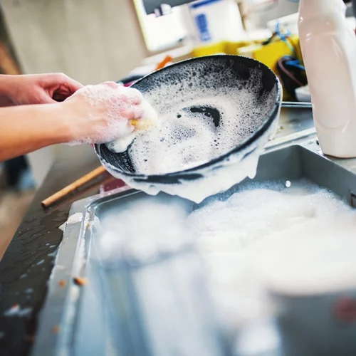Αυτά είναι τα συχνότερα λάθη στο πλύσιμο των πιάτων