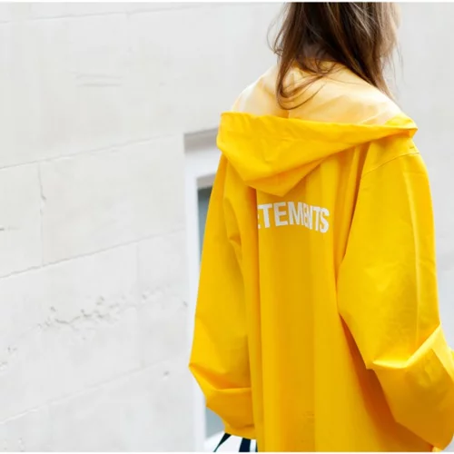 Αδιάβροχο παλτό | 5 κομψές ιδέες για να το φορέσεις με κάθε σου outfit