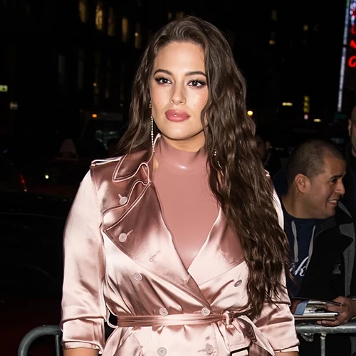 Ashley Graham | Δείχνει πώς να φορέσεις σατέν αν είσαι ζουμερή όπως εκείνη!