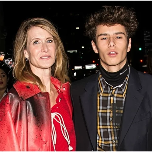 Ο γιος της Laura Dern κάνει τώρα τα πρώτα του βήματα στο χώρο της μόδας