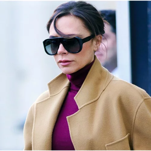 Victoria Beckham | Δείχνει το... νέο τρόπο να κρατάς το clutch!