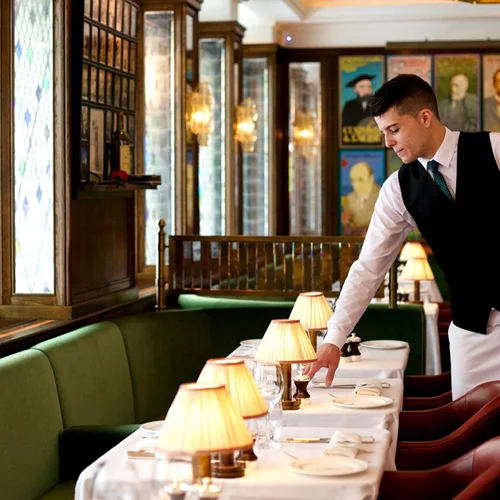 Πώς να συμπεριφέρεσαι σωστά στο service ενός εστιατορίου