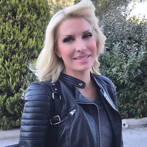 Ελένη Μενεγάκη | Ποζάρει χωρίς μακιγιάζ και με casual look