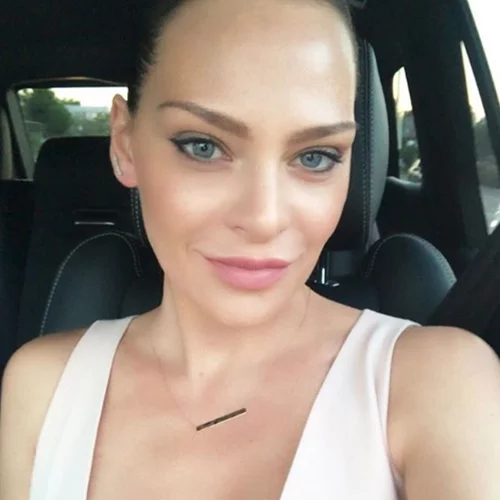 Υβόννη Μπόσνιακ | Εσύ έχεις δει την κούκλα αδερφή της;