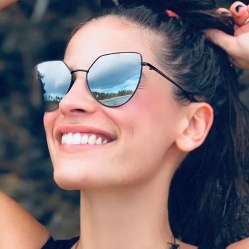 Χριστίνα Μπόμπα | Ποζάρει χαμογελαστή αγκαλιά με έναν πανέμορφο σκύλο