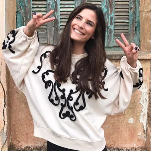 Χριστίνα Μπόμπα | Ποζάρει χαμογελαστή στην παραλία και μας ξετρελαίνει!