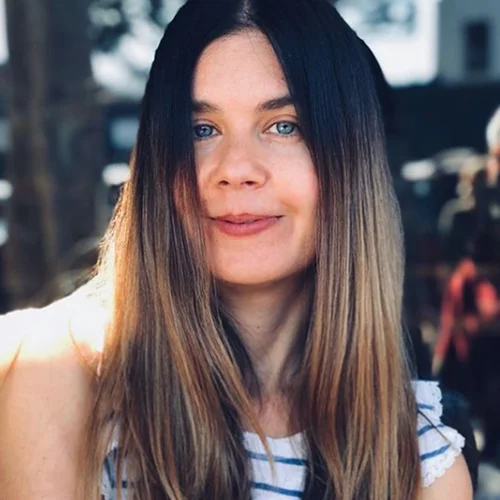 Κατερίνα Μουτσάτσου | Ημίγυμνη στο κρεβάτι της