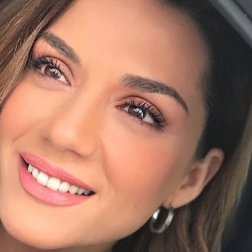 Βάσω Λασκαράκη | Glamorous εμφάνιση με Λονδρέζικο αέρα