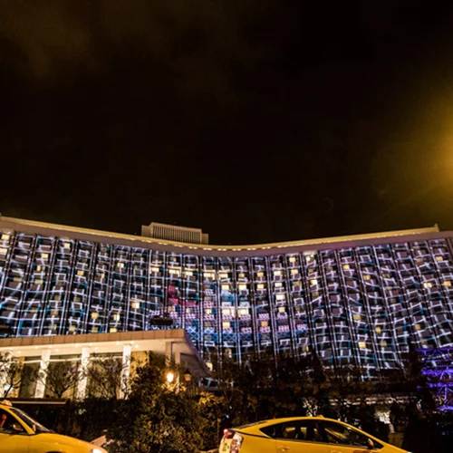 Τι ήταν τελικά εκείνη η παράξενη προβολή στο Hilton;