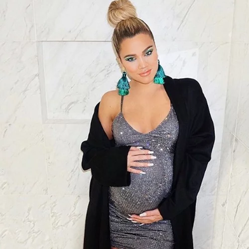 Η Khloe Kardashian φωτογραφίζεται topless λίγο πριν γεννήσει