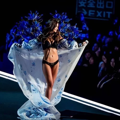 «Αγγελάκι» της Victoria’s Secret παραδέχεται τις ατέλειες της