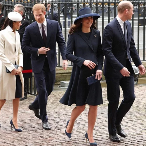 Γιατί οι γυναίκες της βασιλικής οικογένειας κυκλοφορούν μόνο με clutch;