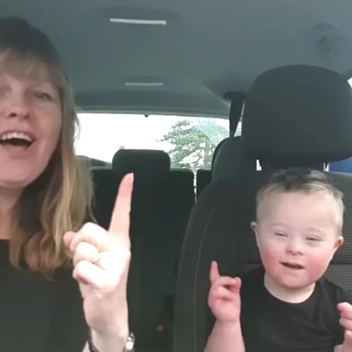 Αυτό είναι το πιο συγκινητικό Carpool Caraoke που είδαμε ποτέ