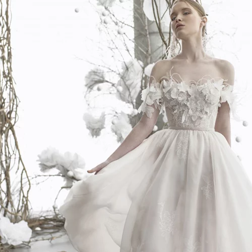 3D λουλούδια, πέρλες και άλλα micro trends στα πιο εντυπωσιακά νυφικά της σεζόν