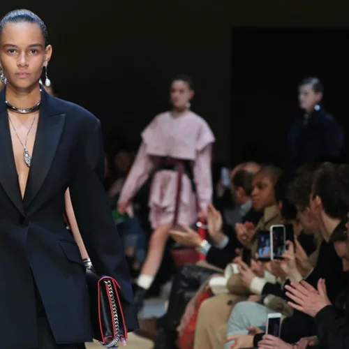 Οι καλεσμένοι στο show του Alexander McQueen είχαν το πιο έξυπνο και ιδιαίτερο δώρο!