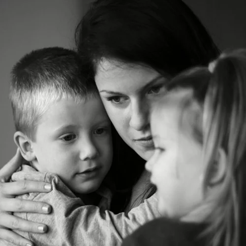 Αναρωτιέμαι: Πώς μεγαλώνει κανείς παιδιά σε μια τόσο γκρίζα πραγματικότητα;