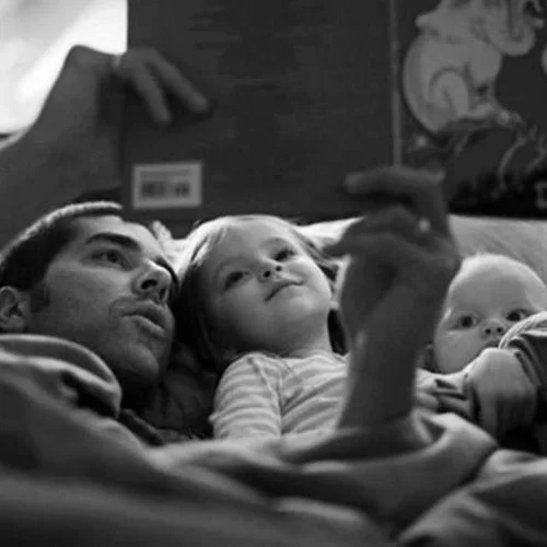 Πατέρα, το παιδί σου χρειάζεται εσένα∙ όχι τα λεφτά σου