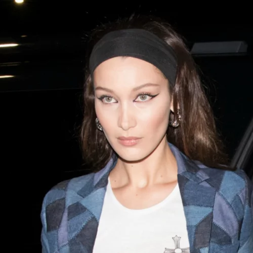 Η Bella Hadid υιοθέτησε σε ένα look δύο από τις μεγαλύτερες beauty τάσεις της σεζόν
